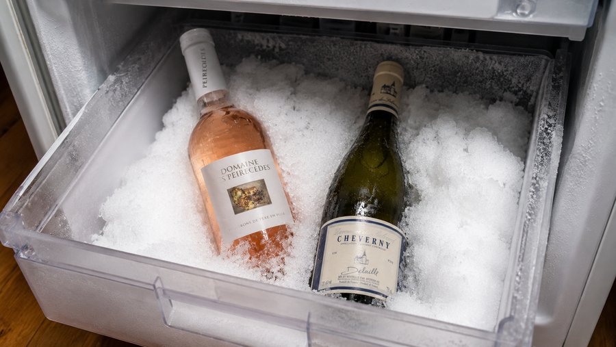 Bouteille de vin oubliée au congélateur : est-elle encore consommable ?